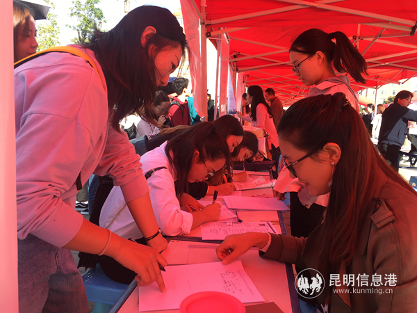 招聘會現(xiàn)場拍攝  供圖。