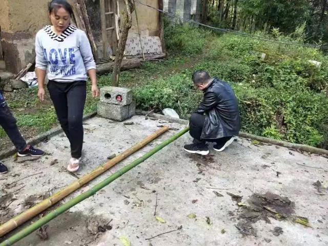 竹竿抬行2.5公里就醫(yī)