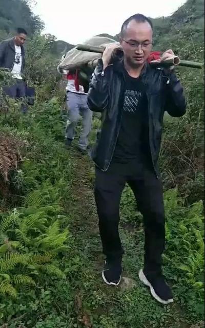 竹竿抬行2.5公里就醫(yī)