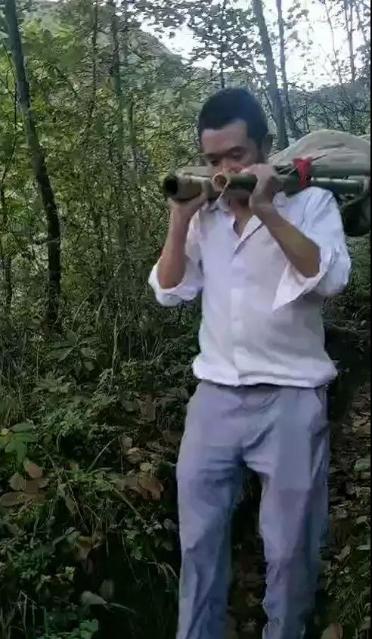 竹竿抬行2.5公里就醫(yī)