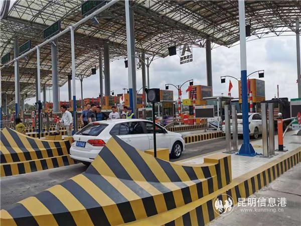 人工收費(fèi)車道排隊(duì)通行 人工收費(fèi)車道排隊(duì)通行