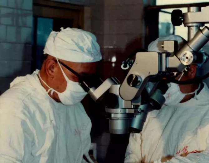 致敬！醫(yī)學(xué)伉儷雙雙捐獻(xiàn)遺體，時(shí)隔10余年“重逢”在“講臺(tái)”上