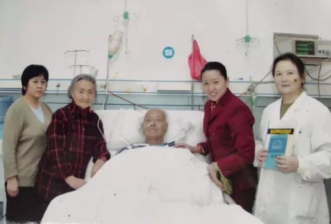 致敬！醫(yī)學(xué)伉儷雙雙捐獻(xiàn)遺體，時(shí)隔10余年“重逢”在“講臺(tái)”上