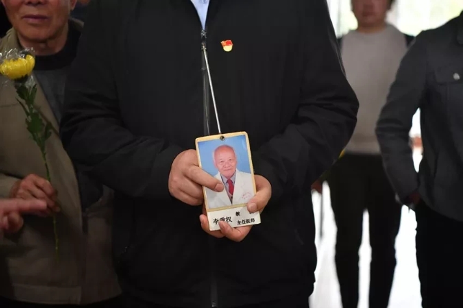 致敬！醫(yī)學(xué)伉儷雙雙捐獻(xiàn)遺體，時(shí)隔10余年“重逢”在“講臺(tái)”上