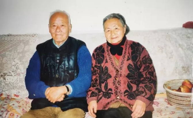 致敬！醫(yī)學(xué)伉儷雙雙捐獻(xiàn)遺體，時(shí)隔10余年“重逢”在“講臺(tái)”上