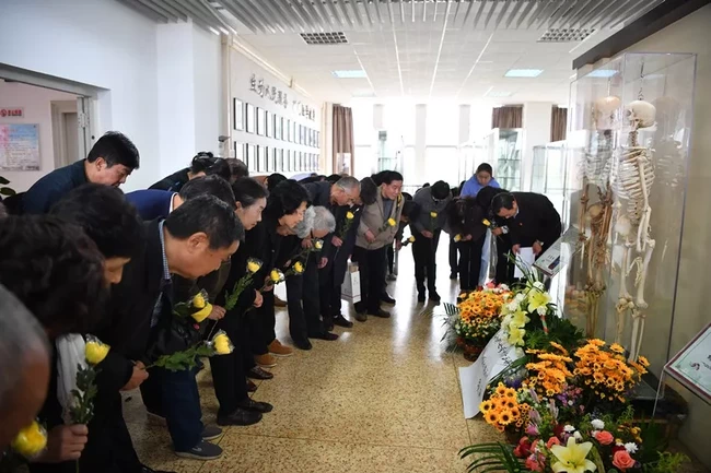 致敬！醫(yī)學(xué)伉儷雙雙捐獻(xiàn)遺體，時(shí)隔10余年“重逢”在“講臺(tái)”上