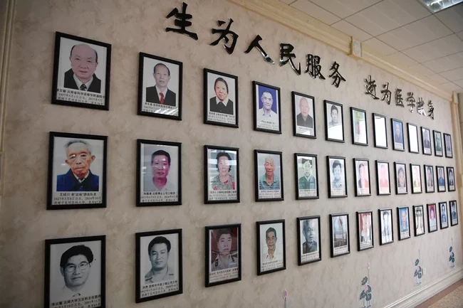 致敬！醫(yī)學(xué)伉儷雙雙捐獻(xiàn)遺體，時(shí)隔10余年“重逢”在“講臺(tái)”上