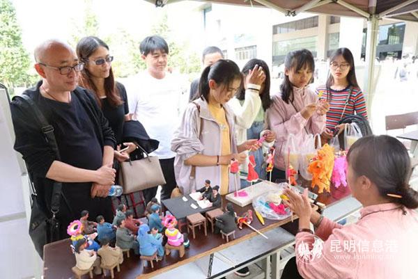 “非遺”傳承人現(xiàn)場(chǎng)與師生交流 “非遺”傳承人現(xiàn)場(chǎng)與師生交流