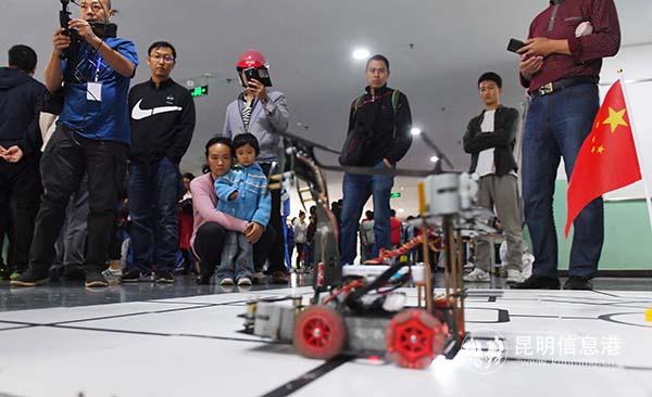 觀眾聚焦機(jī)器人比賽。昆明日報 記者楊艷輝攝