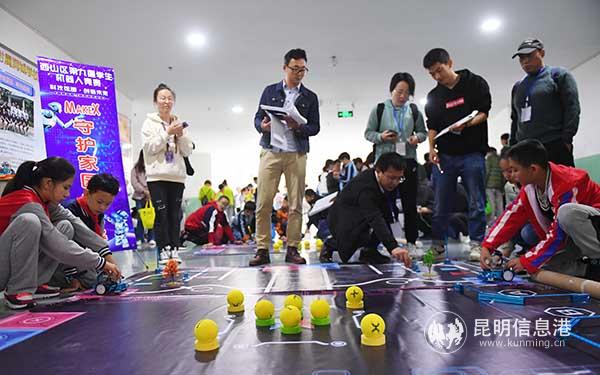 機(jī)器人比賽中。昆明日報 記者楊艷輝攝