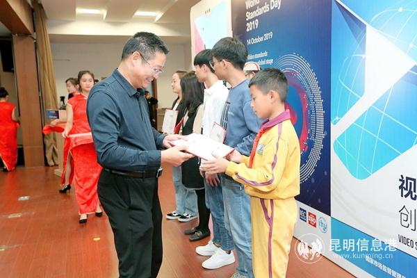 圖三 領導為獲獎選手頒獎?，F(xiàn)場供圖_副本