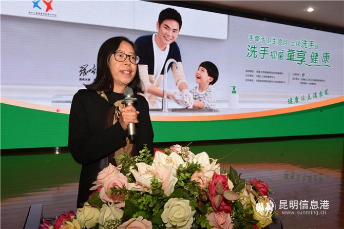 昆明高新一小海源校區(qū)伏虹校長致辭“攝影:李建華” 昆明高新一小海源校區(qū)伏虹校長致辭“攝影:李建華”