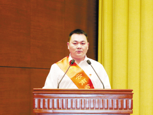 扶貧先進(jìn)工作者代表、文山州西疇縣委書記蔣俊