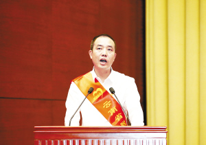 扶貧先進(jìn)集體代表、富源縣富村鎮(zhèn)鎮(zhèn)長(zhǎng)李正虎