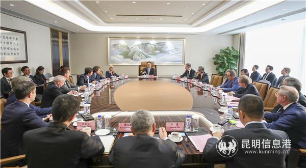 許家印主持召開恒大新能源汽車造型設(shè)計(jì)研討會(huì)