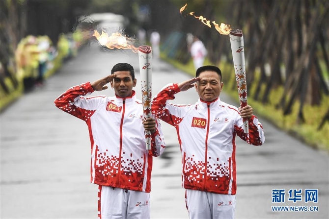 （軍運(yùn)會）（10）軍運(yùn)會火炬?zhèn)鬟f活動(dòng)在武漢舉行