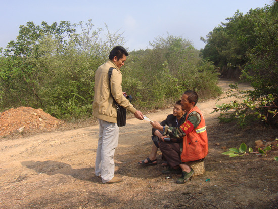 趙家莊村村委會“農(nóng)家書屋”圖書管理員將圖書送到護林員手上。趙家莊村村委會供圖