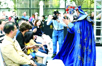 包括變臉在內(nèi)的眾多非遺項(xiàng)目也是上海街頭藝術(shù)的重要內(nèi)容 何雯亞 攝