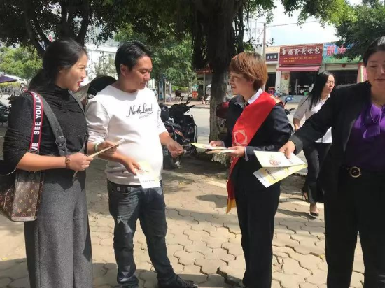 進社區(qū)。新華保險云南分公司供圖1