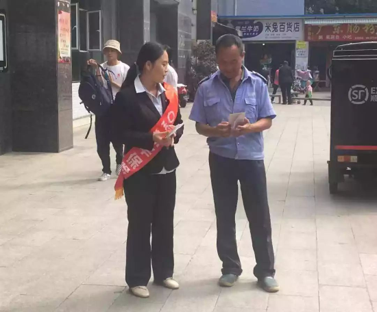 進社區(qū)。新華保險云南分公司供圖3