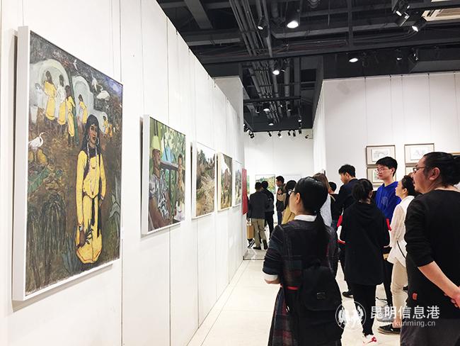 市民觀看展出作品。記者孫紅亮攝