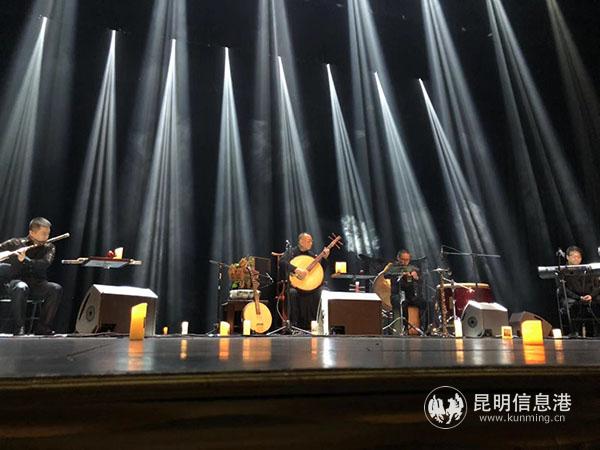 馮滿天（中）先生演奏中