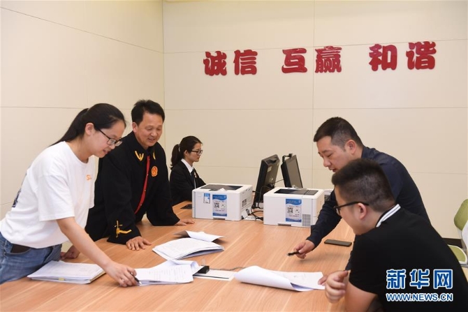 (新華全媒頭條·圖文互動)(8)開啟法治中國新時代——以習(xí)近平同志為核心的黨中央推進全面依法治國紀實