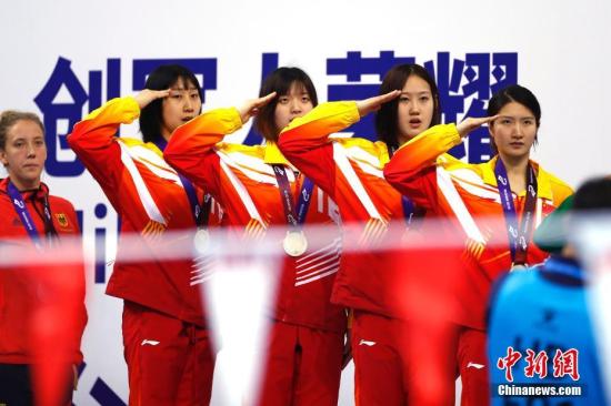 10月21日，第七屆世界軍人運動會水上救生女子4X25米運送假人接力決賽在武漢五環(huán)體育中心舉行。由包雪怡、戴曉蝶、胡一帆、吳惠敏組成的中國隊以1分19秒02摘金。<a target='_blank' href='http://www.chinanews.com/'>中新社</a>記者 富田 攝