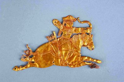 騎射形金飾片