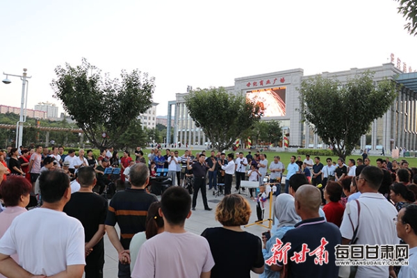 在綠地廣場(chǎng)，市民自發(fā)組成“紅歌”合唱團(tuán)，共同唱響文化自信