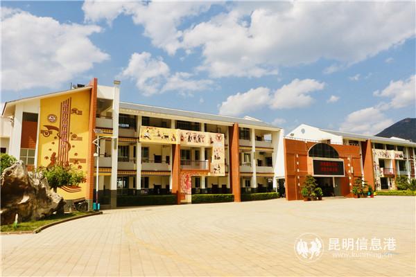 圖二 畫滿民族特色壁畫的教學(xué)樓