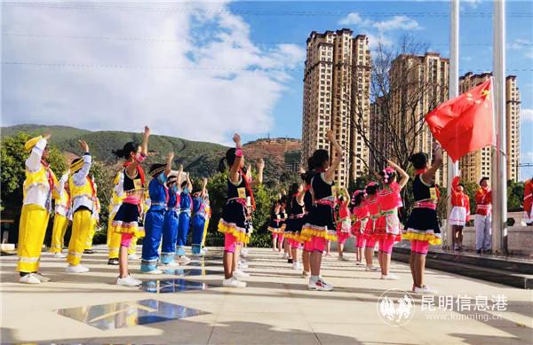 圖三 學(xué)校升旗儀式