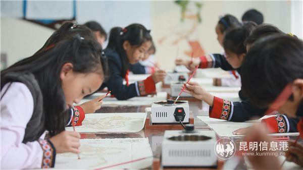 圖五 蠟染選修課上認(rèn)真作畫的學(xué)生們