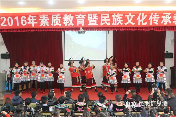 圖八 學(xué)校民族文化傳承教育成果展