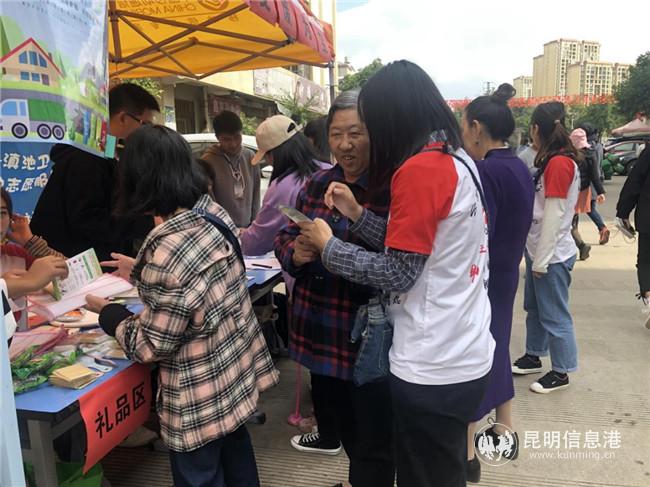 志愿者向居民講解垃圾分類基本常識