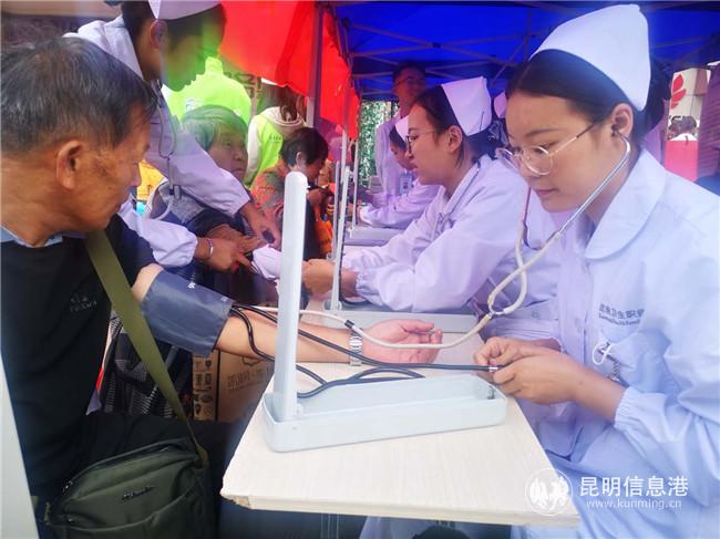 志愿者為市民提供義診服務(wù) 志愿者為市民提供義診服務(wù)