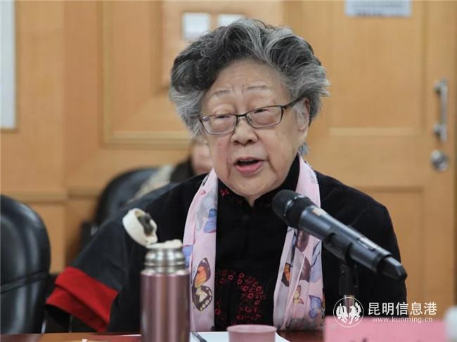 北京師范大學(xué)資深教授  黃會林