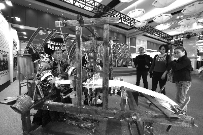 非遺傳承助力脫貧攻堅(jiān)和鄉(xiāng)村振興主題展上普雄呷古村彝繡展示 非遺傳承助力脫貧攻堅(jiān)和鄉(xiāng)村振興主題展上普雄呷古村彝繡展示