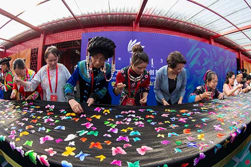 為慶祝新中國70華誕，70名草原繡娘制作了長達70米的“慶祝新中國成立70周年”主題刺繡