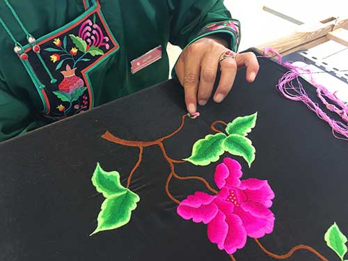 繡娘正在繡刺繡作品