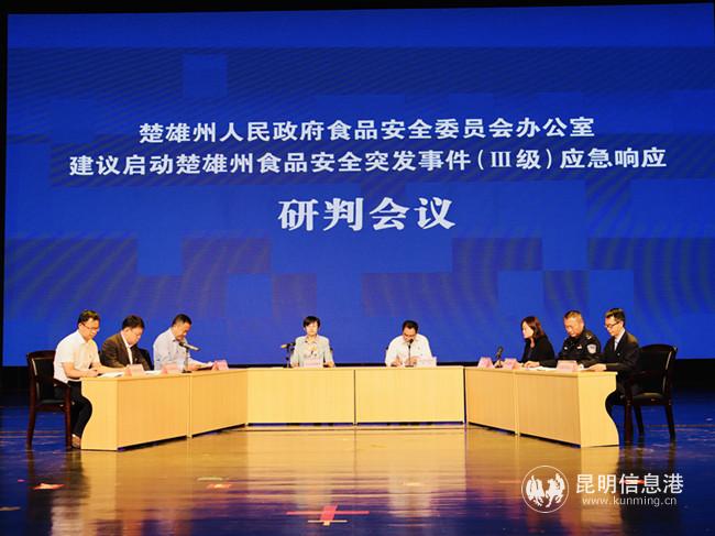 圖六 演練特點(diǎn)之三：各級(jí)領(lǐng)導(dǎo)親自參加一線演出，起到“以上帥下”的作用。記者莊園_攝