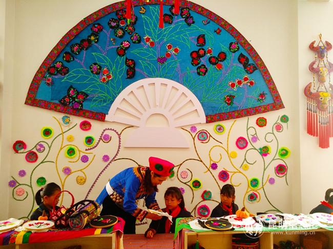 祿勸民族小學(xué)的孩子們，在老師指導(dǎo)下學(xué)做手工。記者江楓 攝