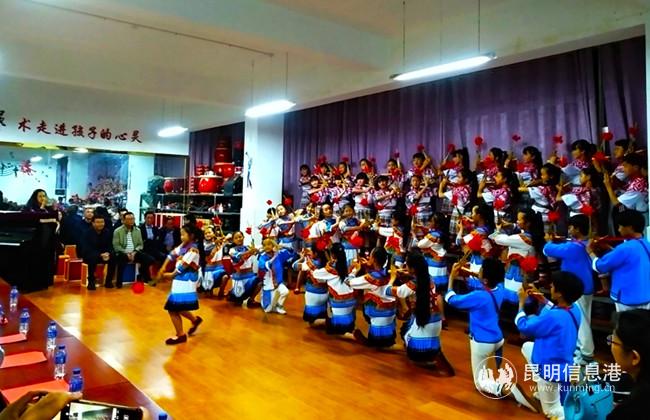 崇德小學(xué)彝苗童聲合唱團(tuán)在表演節(jié)目。記者江楓 攝