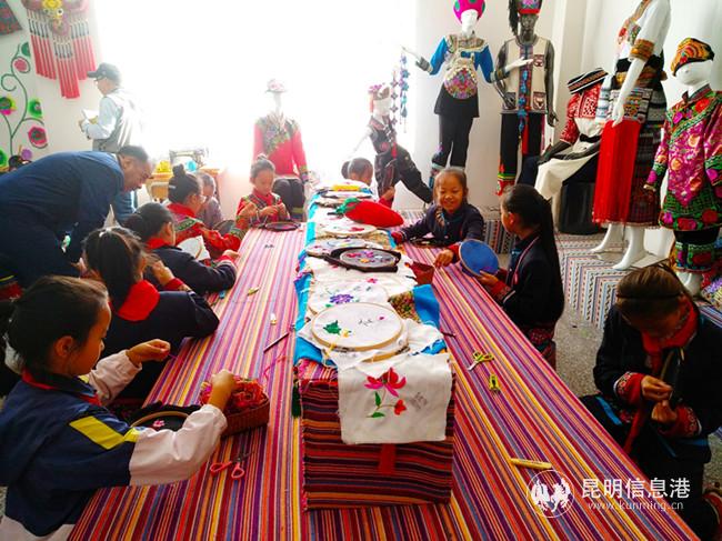 祿勸民族小學(xué)的各族孩子，在老師指導(dǎo)下練習(xí)手工。記者江楓 攝