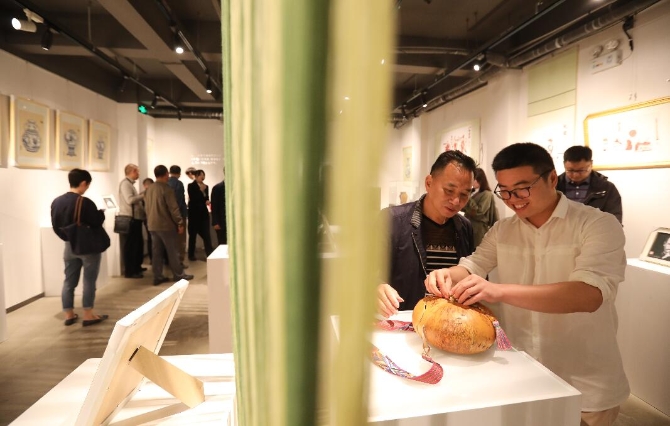 流連泉城舊時光  全國網(wǎng)媒總編輯體味歷史文化街區(qū)保護“濟南范兒”