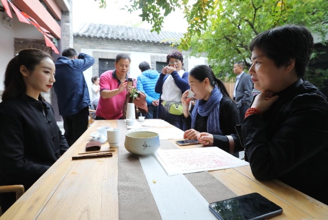 流連泉城舊時光  全國網(wǎng)媒總編輯體味歷史文化街區(qū)保護“濟南范兒”