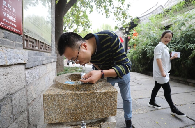 流連泉城舊時光  全國網(wǎng)媒總編輯體味歷史文化街區(qū)保護“濟南范兒”