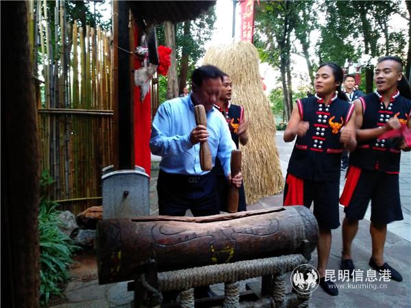 云南民族村佤族寨的青年與游客一同聯(lián)歡。記者江楓 攝(1)