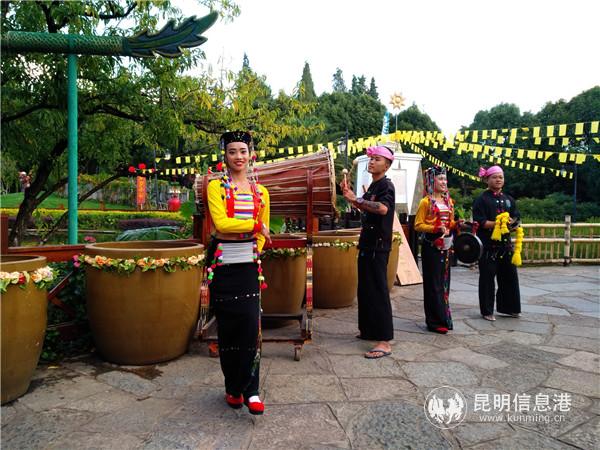 云南民族村的德昂族青年。記者江楓 攝