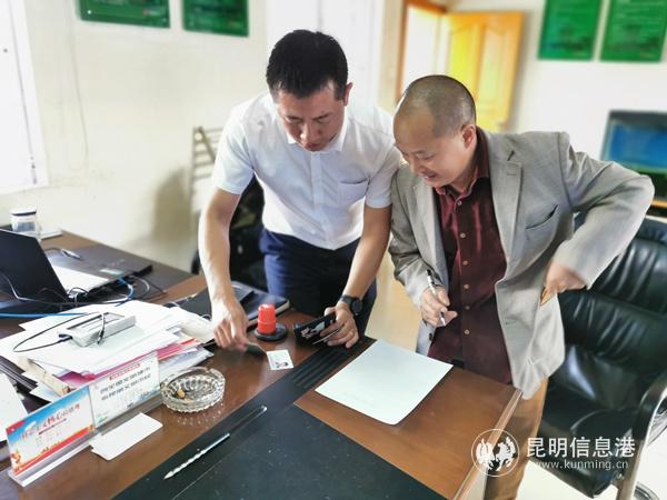 張先生前往二車隊(duì)領(lǐng)回孩子遺失的錢包_副本 張先生前往二車隊(duì)領(lǐng)回孩子遺失的錢包_副本